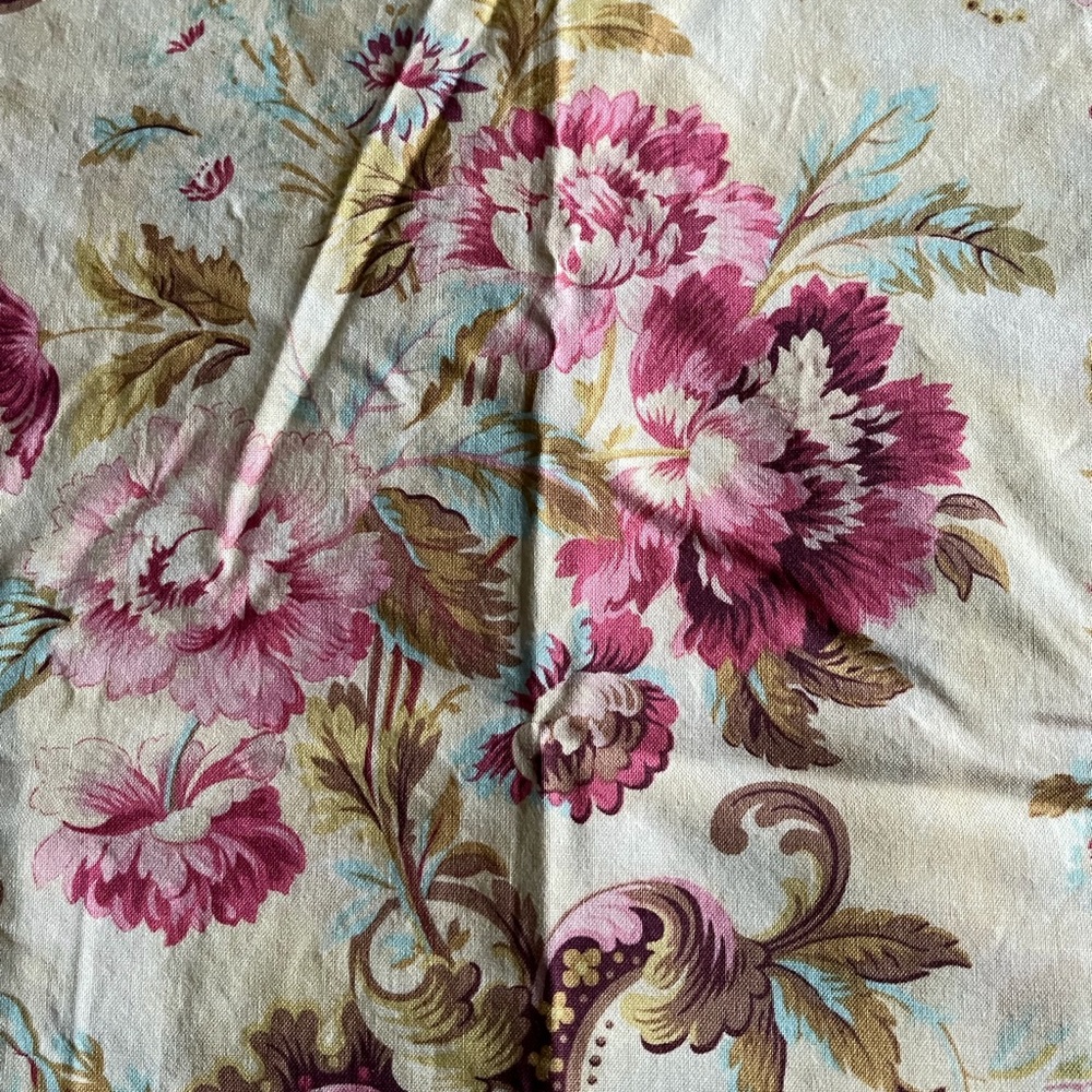 Cotton Quilt Fabric~Deco style Pink Roses